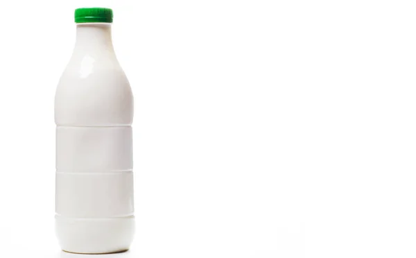 Пластикова Пляшка Молока Кольоровою Зеленою Шапочкою Ізольована Білому Тлі Копіювальним — стокове фото
