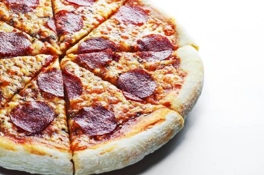 Pepperoni Pizza Mozzarella peyniri, salam, domates, biber. Beyaz arka plan üzerinde izole İtalyan pizza.