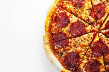 Pepperoni Pizza Mozzarella peyniri, salam, domates, biber. Beyaz arka plan üzerinde izole İtalyan pizza.
