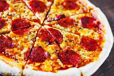 Pepperoni Pizza Mozzarella peyniri, salam, domates, biber. Ahşap masa arka plan üzerinde İtalyan pizza