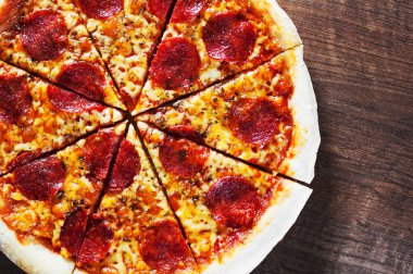 Pepperoni Pizza Mozzarella peyniri, salam, domates, biber. Ahşap masa arka plan üzerinde İtalyan pizza