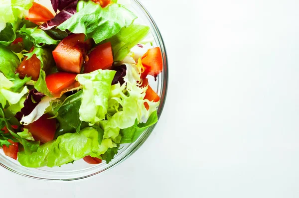 Várias Folhas Salada Mistura Fresca Com Tomate Tigela Vidro Isolado — Fotografia de Stock
