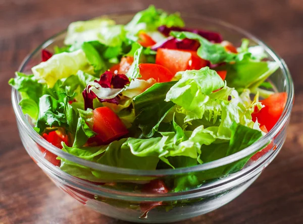 Várias Folhas Salada Mistura Fresca Com Tomate Tigela Vidro Fundo — Fotografia de Stock