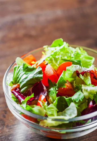 Diverses Feuilles Salade Mélange Frais Avec Tomate Dans Bol Verre — Photo