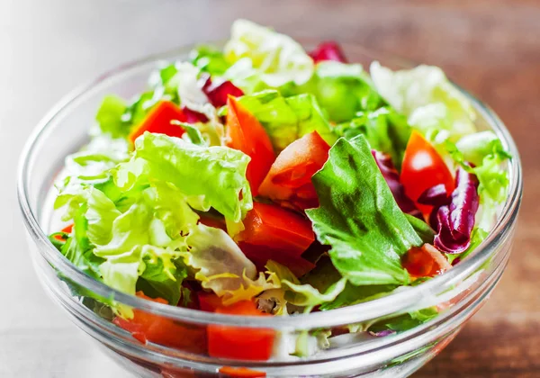 Varias Hojas Ensalada Mezcla Fresca Con Tomate Tazón Vidrio Sobre — Foto de Stock