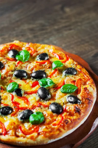 Pizza Mit Mozzarella Tomaten Paprika Oliven Gewürzen Und Frischem Basilikum — Stockfoto