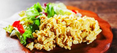 ahşap masa arka plan üzerinde çeşitli taze karışımı salata yaprakları ile pişmiş yumurta