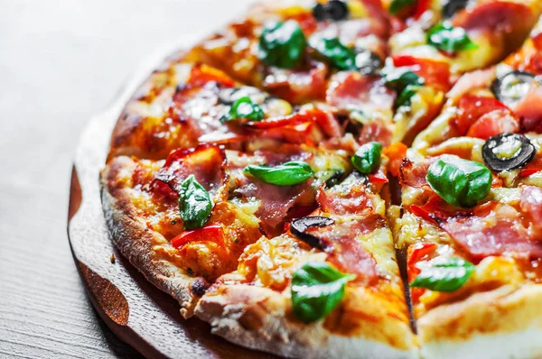 Pizza Met Mozzarella Kaas Ham Peper Olijfolie Vlees Tomatensaus Specerijen — Stockfoto