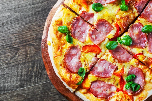 Pizza Mit Mozzarella Schinken Pfeffer Fleisch Tomatensauce Gewürzen Und Frischem — Stockfoto