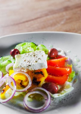 peynir, domates, zeytin, biber, soğan Beyaz plaka ile Yunan salatası