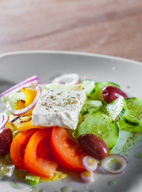 peynir, domates, zeytin, biber, soğan Beyaz plaka ile Yunan salatası
