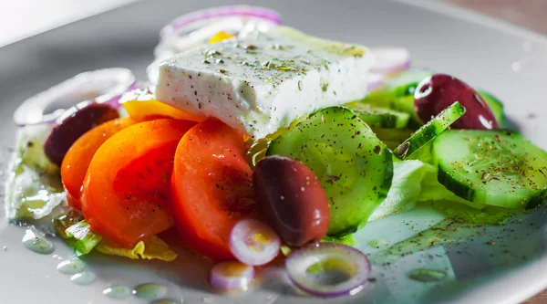Griechischer Salat Mit Käse Tomaten Oliven Paprika Zwiebeln Auf Weißem — Stockfoto