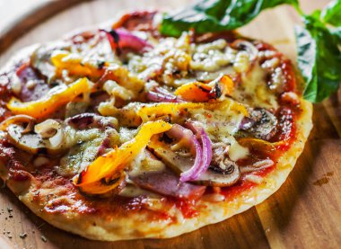 Yunan pizza ile mantar, jambon, peynir, soğan, biber ahşap tahta üzerinde