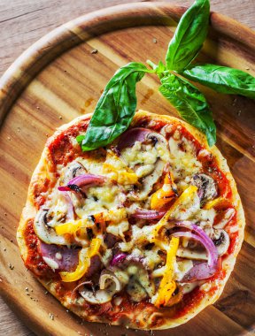 Yunan pizza ile mantar, jambon, peynir, soğan, biber ahşap tahta üzerinde