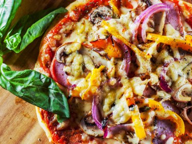 Yunan pizza ile mantar, jambon, peynir, soğan, biber ahşap tahta üzerinde