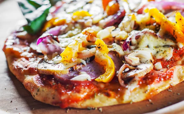 Yunan Pizza Ile Mantar Jambon Peynir Soğan Biber Ahşap Tahta — Stok fotoğraf