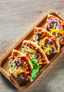 dilimlenmiş mantar, jambon, peynir ile Yunan pizza, soğan, biber ahşap tahta üzerinde