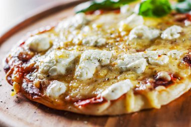 Pizza Mozzarella peyniri, domates, biber, baharat ve taze fesleğen. İtalyan pizza. Pizza Margherita veya ahşap masa arka plan üzerinde Margarita