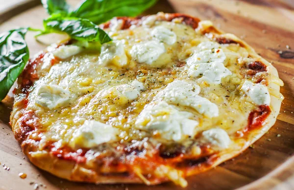 Пицца Сыром Моцарелла Помидоры Перец Специи Свежий Базилик Итальянская Пицца — стоковое фото