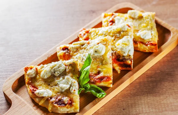 Pizza Mozzarella Peyniri Ile Dilimlenmiş Domates Biber Baharat Taze Fesleğen — Stok fotoğraf