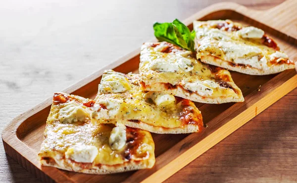 Нарезанная Пицца Сыром Моцарелла Помидоры Перец Специи Свежий Базилик Итальянская — стоковое фото