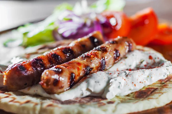 Salsichas Carne Grelhada Com Pita Salada Pão Legumes Molho Tzatziki — Fotografia de Stock