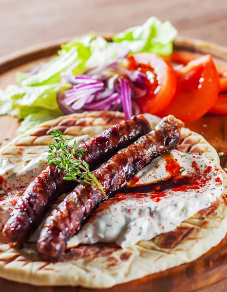 Salsichas Carne Grelhada Com Pita Salada Pão Legumes Molho Tzatziki — Fotografia de Stock