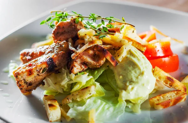 Gebakken Kippenborst Stuk Filet Met Groenten Salade Witte Plaat — Stockfoto