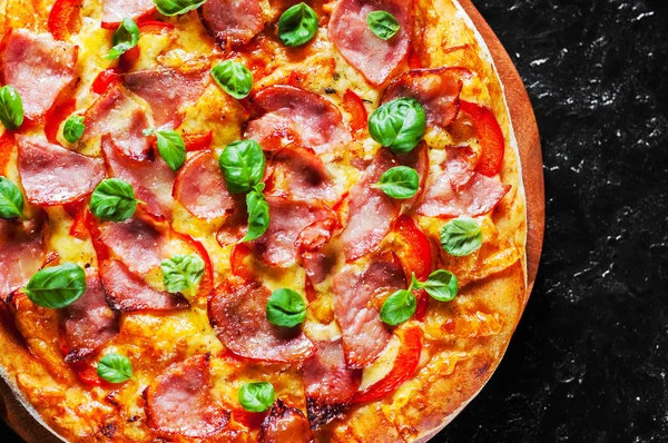 Pizza Mit Mozzarella Schinken Pfeffer Fleisch Tomatensauce Gewürzen Und Frischem — Stockfoto