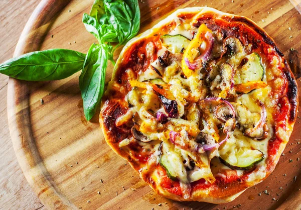 Вегетарианская Пицца Сыром Моцарелла Жареные Цуккини Грибы Красный Лук Перец — стоковое фото