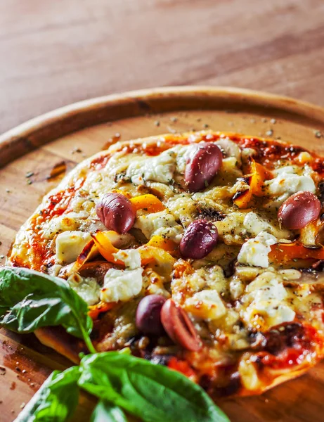 Vejetaryen Pizza Mozzarella Peynir Zeytin Mantar Biber Taze Fesleğen Ahşap — Stok fotoğraf