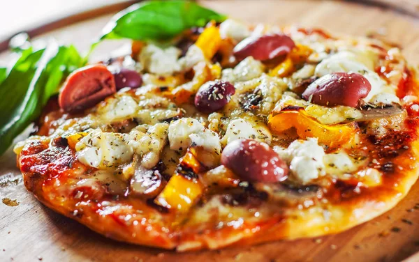 Vegetarische Pizza Met Mozzarella Kaas Olijven Champignons Paprika Verse Basilicum Stockfoto