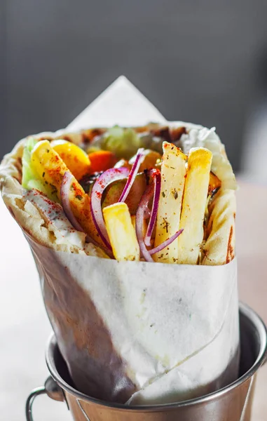 Giroscópios Carne Cordeiro Grego Com Molho Tzatziki Legumes Queijo Feta — Fotografia de Stock