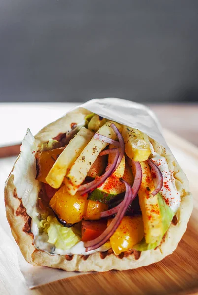 Řecké Jehněčí Maso Gyros Tzatziki Omáčkou Zeleninou Feta Sýrem Hranolky — Stock fotografie