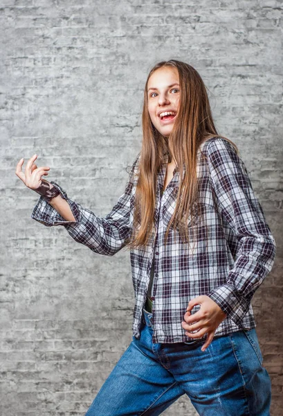 Fiatal Tini Barna Lány Hosszú Haj Játszik Levegő Gitár Szürke — Stock Fotó