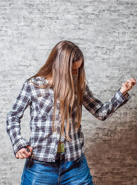 Jovem Adolescente Morena Menina Com Cabelos Longos Tocando Guitarra Fundo — Fotografia de Stock