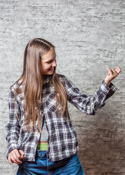 Молода Дівчина Підліток Брюнетка Довгим Волоссям Грає Повітряній Гітарі Сірому — стокове фото