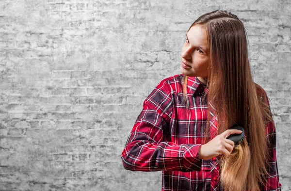 Portrait Young Teenager Brunette Girl Long Hair Combing Her Hair — Stock Photo, Image