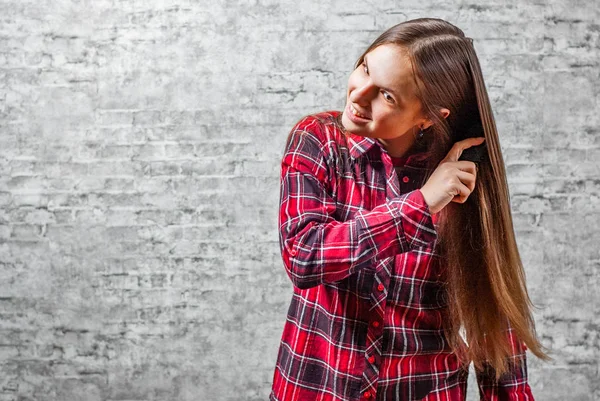 Portrét Mladé Dospívající Brunetka Dlouhými Vlasy Rozčesávala Vlasy Pozadí Šedé — Stock fotografie