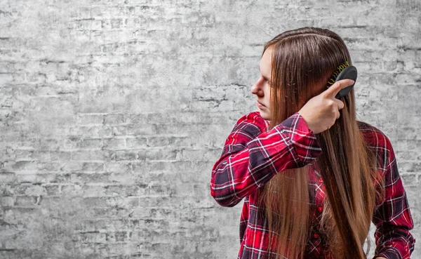 Portrait Young Teenager Brunette Girl Long Hair Combing Her Hair — Stock Photo, Image