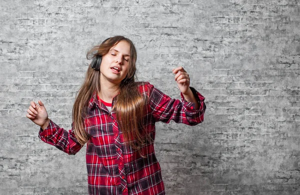 Young Teenager Brunette Girl Long Hair Headphones Listening Music Dancing — Stock Photo, Image