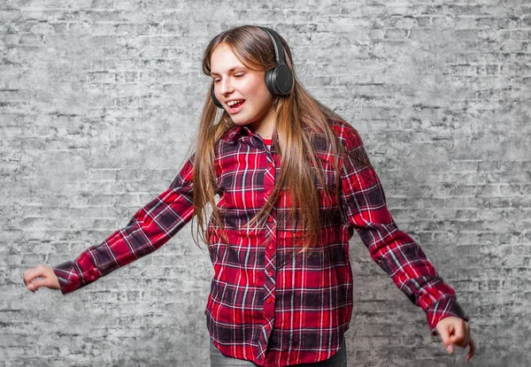 Jovem Adolescente Morena Com Cabelos Longos Com Fones Ouvido Ouvindo — Fotografia de Stock