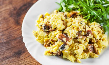 omlet mantar ve ahşap masa arka plan üzerinde beyaz plaka Roka Salatası