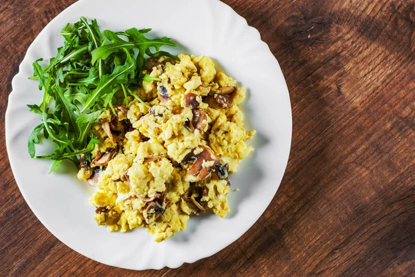 omlet mantar ve ahşap masa arka plan üzerinde beyaz plaka Roka Salatası