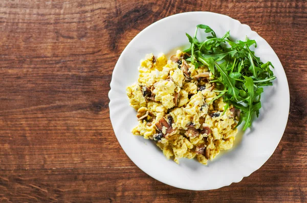 omlet mantar ve ahşap masa arka plan üzerinde beyaz plaka Roka Salatası