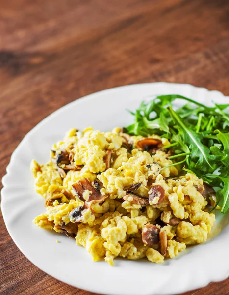 omlet mantar ve ahşap masa arka plan üzerinde beyaz plaka Roka Salatası