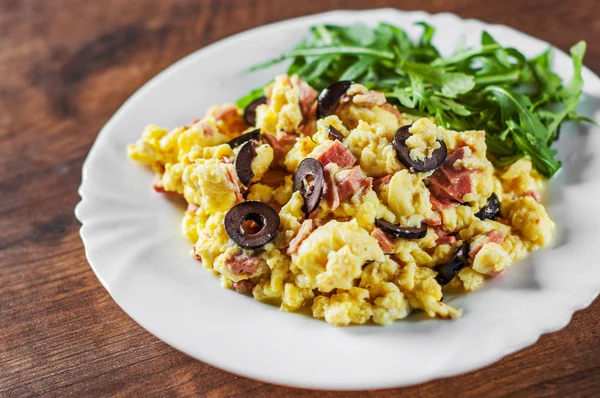 Scrambled Eggs Ham Olive Arugula Salad White Plate Wooden Table — Stock Photo, Image