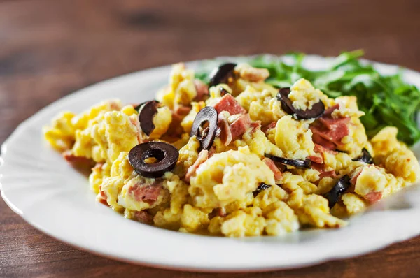 Scrambled Eggs Ham Olive Arugula Salad White Plate Wooden Table — Stock Photo, Image