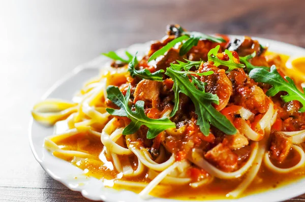 Carne Frita Rodajas Con Verduras Champiñones Una Salsa Con Pasta —  Fotos de Stock