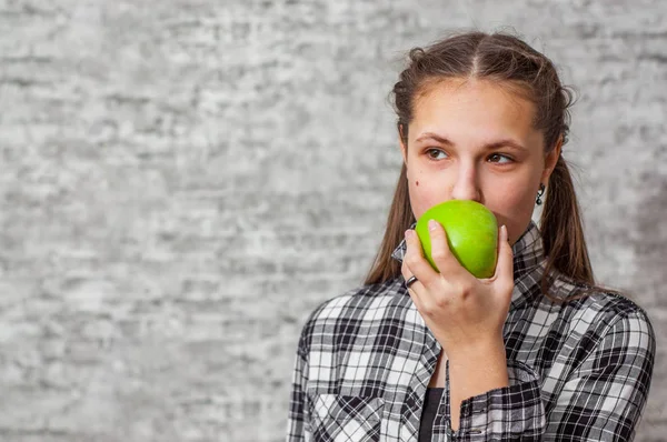 Portrait Young Teenager Brunette Girl Long Hair Eat Green Apple — Stock Photo, Image